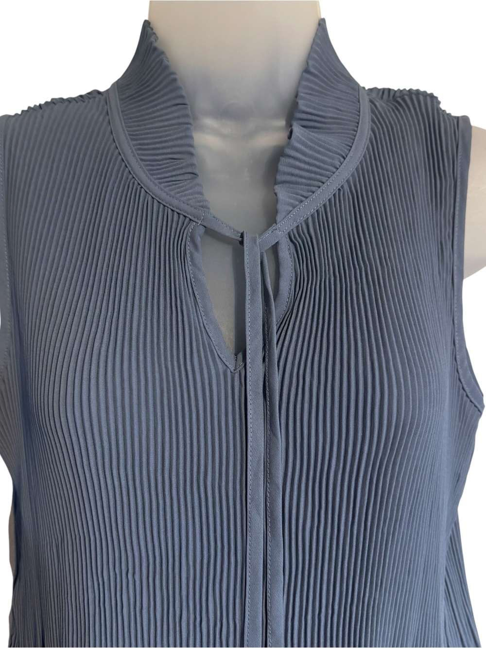 NWT Adrianna Papell Dusty Blue Tie-Neck Sleeveless Pleated Top  MEDIUM   #Z - Picture 2 of 9